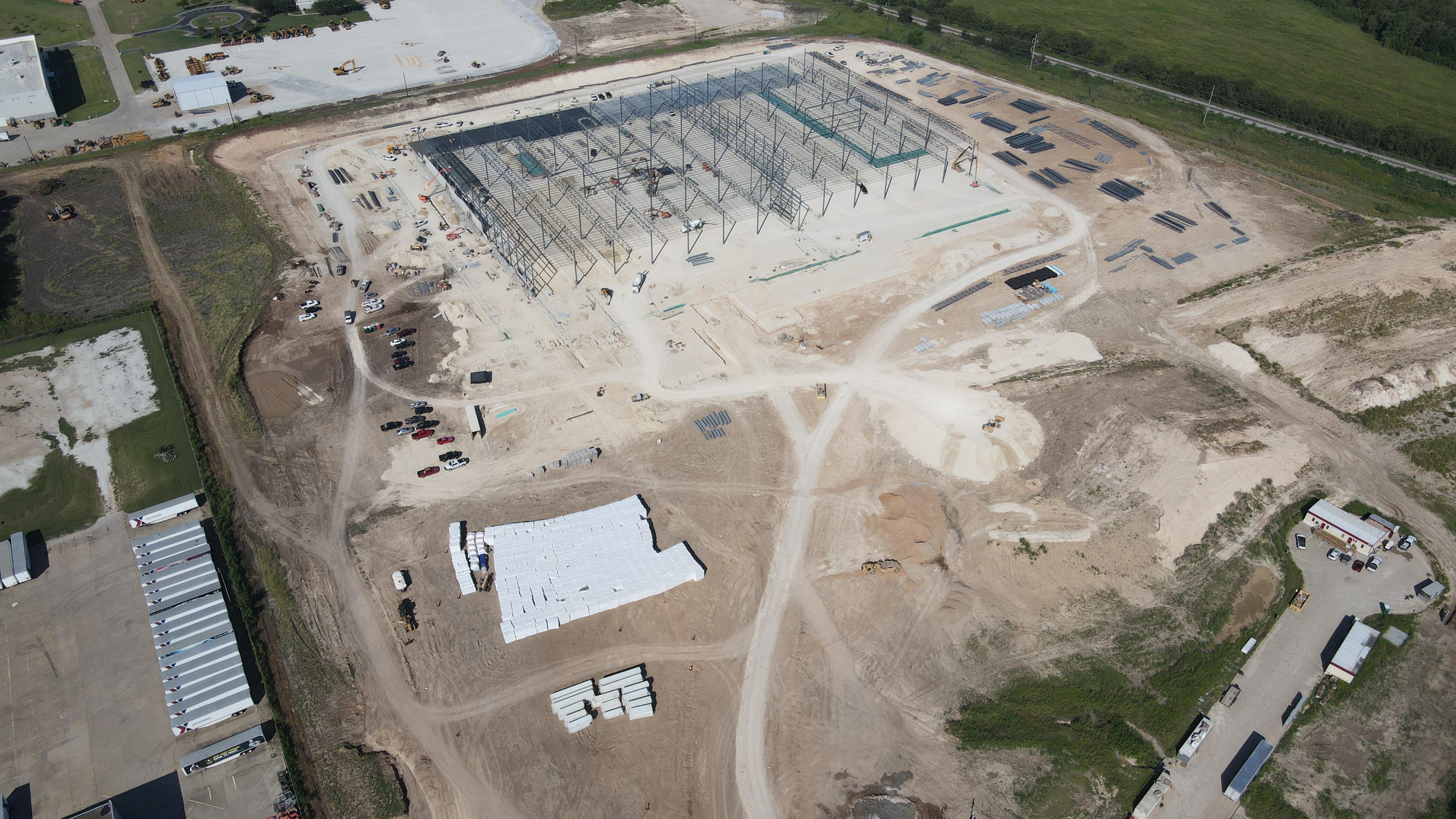 Sitewide overview during steel erection and panel casting.